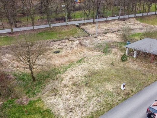 Stavební pozemek 907 m² v malebné obci Hajany – klid, příroda a skvělá dostupnost — fotka 4