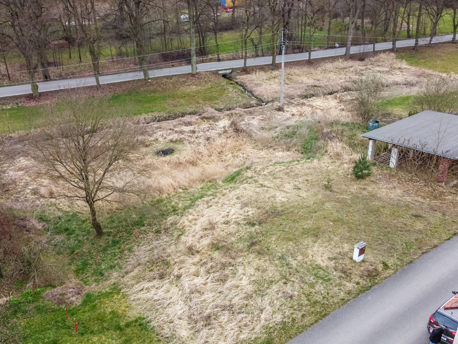 Stavební pozemek 907 m² v malebné obci Hajany – klid, příroda a skvělá dostupnost — fotka 4