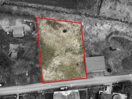 Stavební pozemek 907 m² v malebné obci Hajany – klid, příroda a skvělá dostupnost — fotka 2