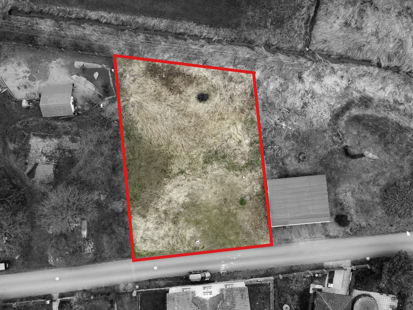 Stavební pozemek 907 m² v malebné obci Hajany – klid, příroda a skvělá dostupnost — fotka 2