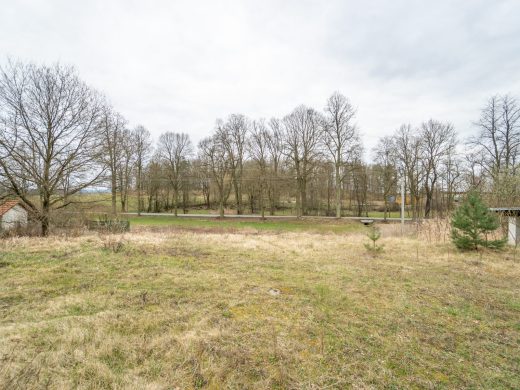 Stavební pozemek 907 m² v malebné obci Hajany – klid, příroda a skvělá dostupnost — fotka 3