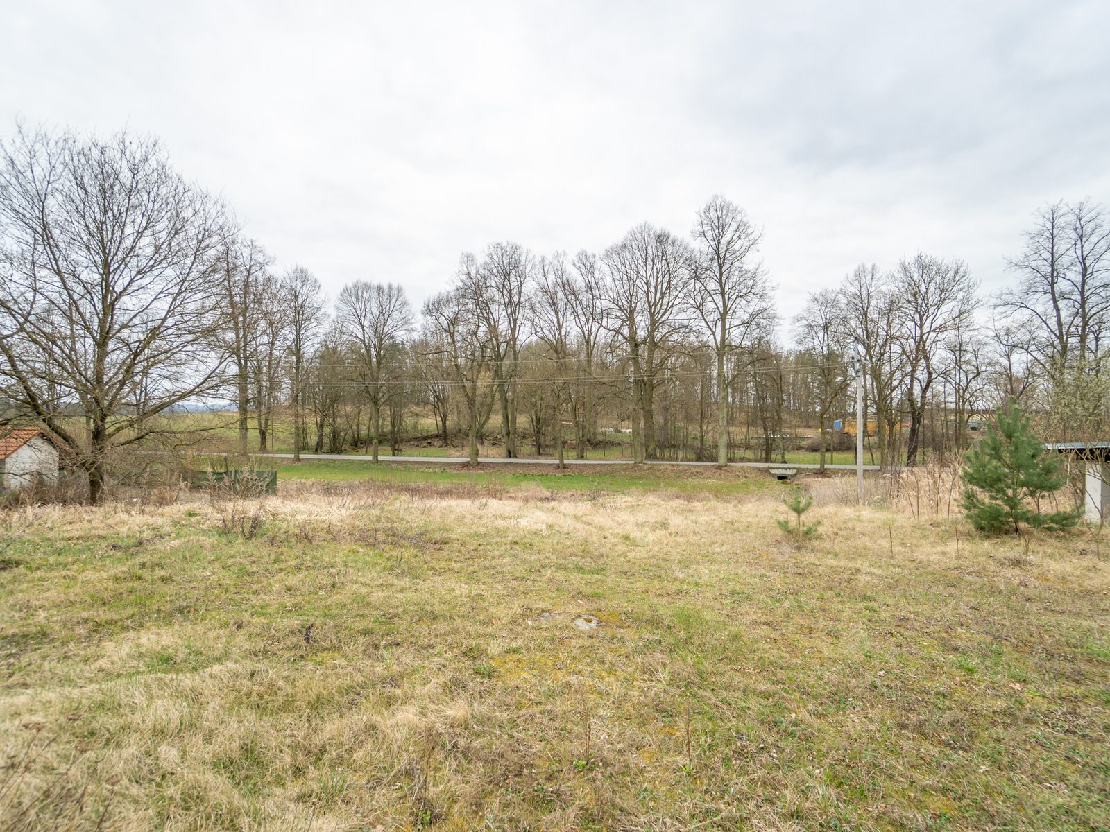 Stavební pozemek 907 m² v malebné obci Hajany – klid, příroda a skvělá dostupnost — fotka 3