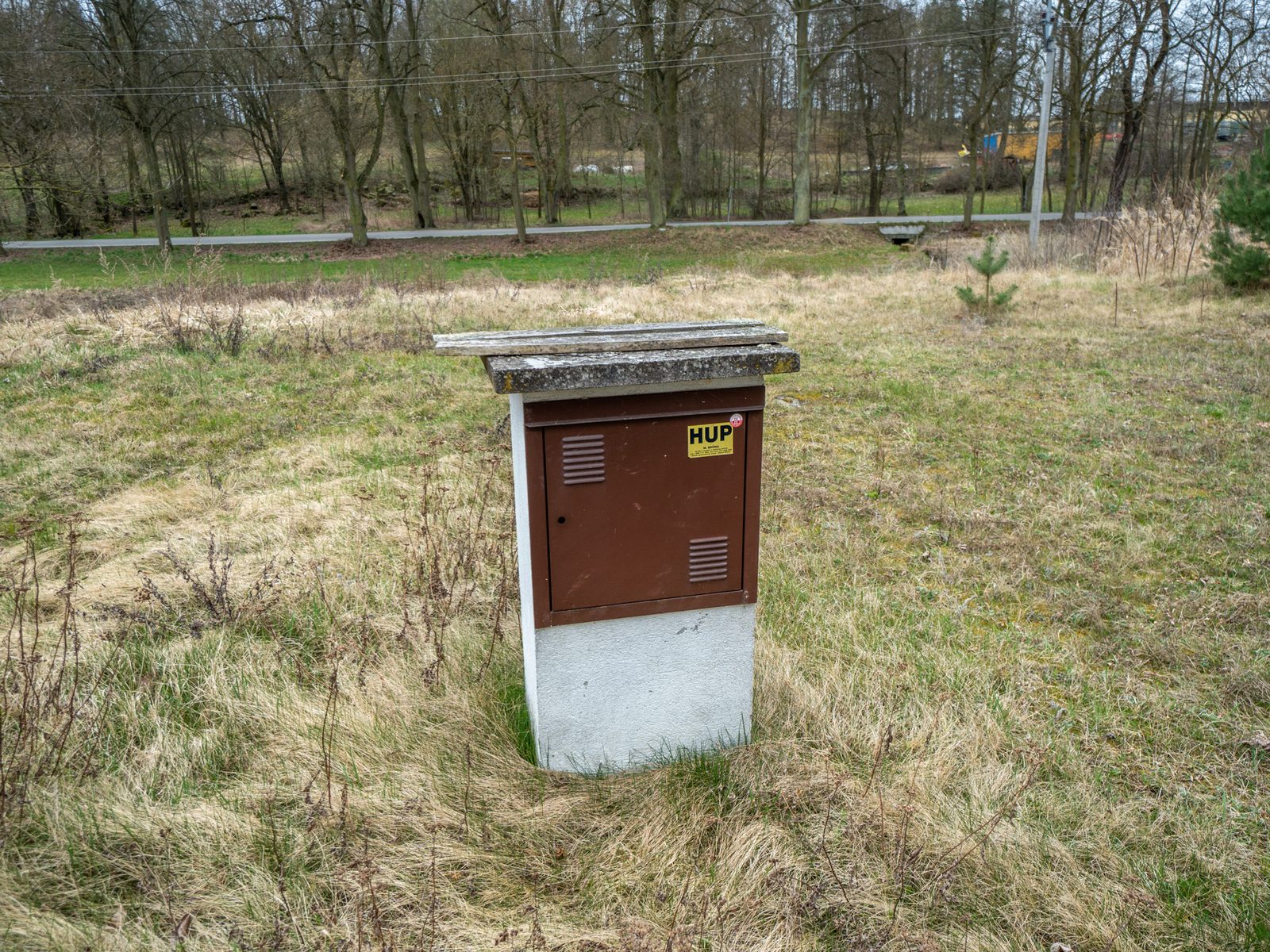Stavební pozemek 907 m² v malebné obci Hajany – klid, příroda a skvělá dostupnost — fotka 5