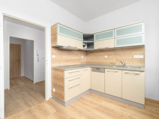 Prodej bytu 2+1 po kompletní rekonstrukci, Jince, okr. Příbram