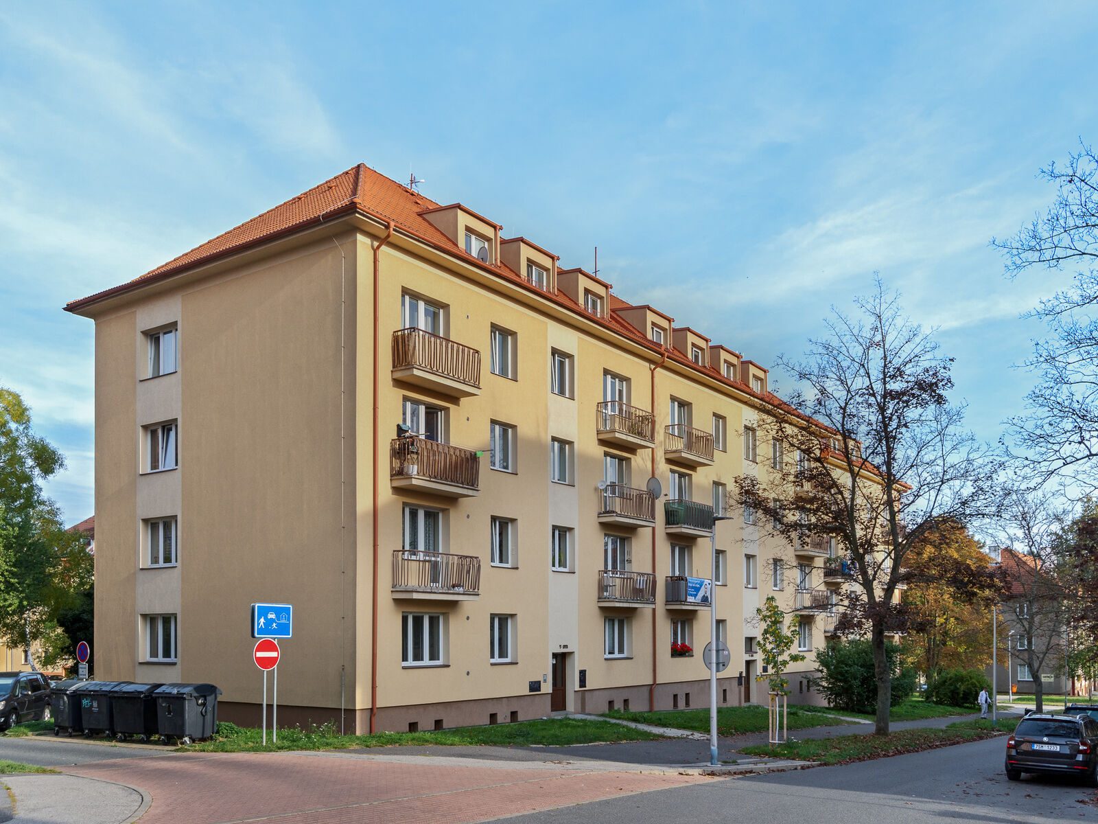 Byt 2+1 s balkonem, dvěma sklepy a výbornou polohou nedaleko náměstí — fotka 1
